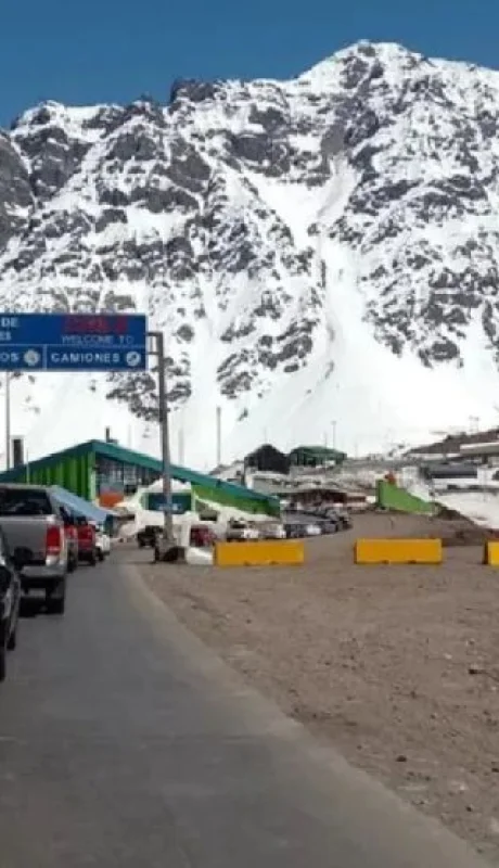 Paciencia viajeros! La fila para cruzar a Chile es larga.