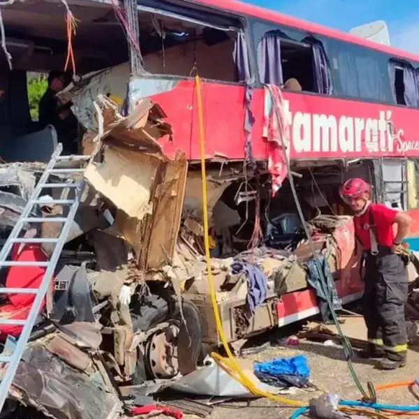 El choque frontal dejó varios heridos.