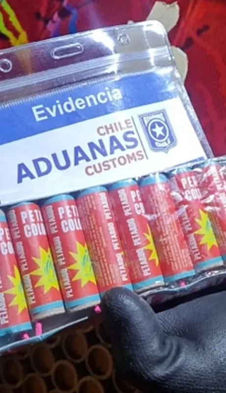 Quiso pasar 46 cajas de pirotecnia en su Ford Ranger.