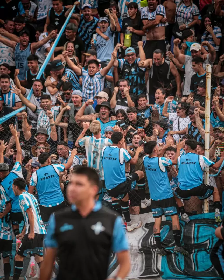 El festejo del plantel con sus hinchas