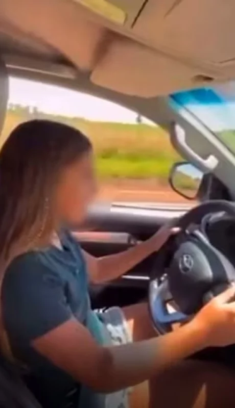 La hija de El Polaco manejando