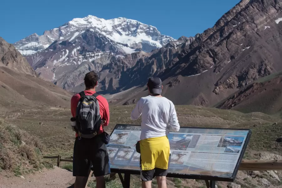 El Aconcagua tiene 6.959 metros de altitud. El consultorio de Bernabé Abramor, en Nido de Cóndores, se encuentra a 5.590 metros.