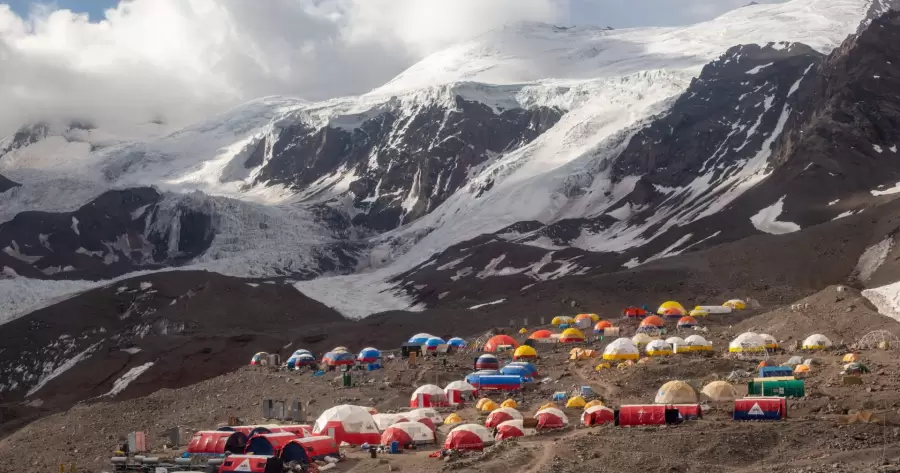 En la montaña, la práctica clínica se simplifica ante la falta de grandes equipos, volviendo a lo fundamental.