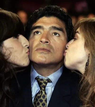 Dalma y Gianinna Maradona junto con el Diez