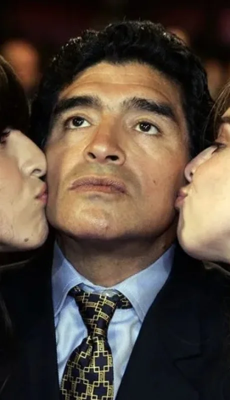 Dalma y Gianinna Maradona junto con el Diez