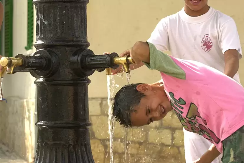 Hidratación, ropa adecuada y el uso de protector son algunas de las claves para evitar un golpe de calor.
