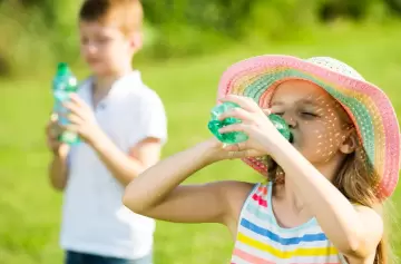 Golpe de calor: por qué el cuerpo de un niño es como el radiador de un auto y cómo evitar que "explote"
