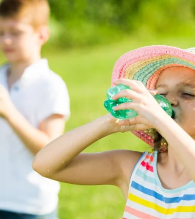 Los niños y los adultos mayores son los grupos más vulnerables a un golpe de calor.