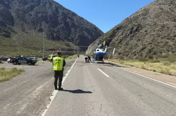 Un auto volcó en Alta Montaña, cayó al río y uno de sus ocupantes fue evacuado en helicóptero