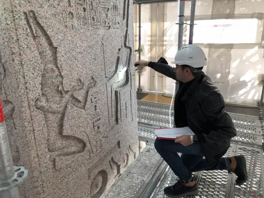El egiptólogo Jean-Guillaume Olette-Pelletier examina el obelisco durante su restauración.