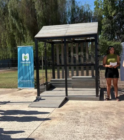 Estructura modular y sustentable: así es el nuevo oasis urbano diseñado para proteger a adultos mayores y niños del calor extremo.