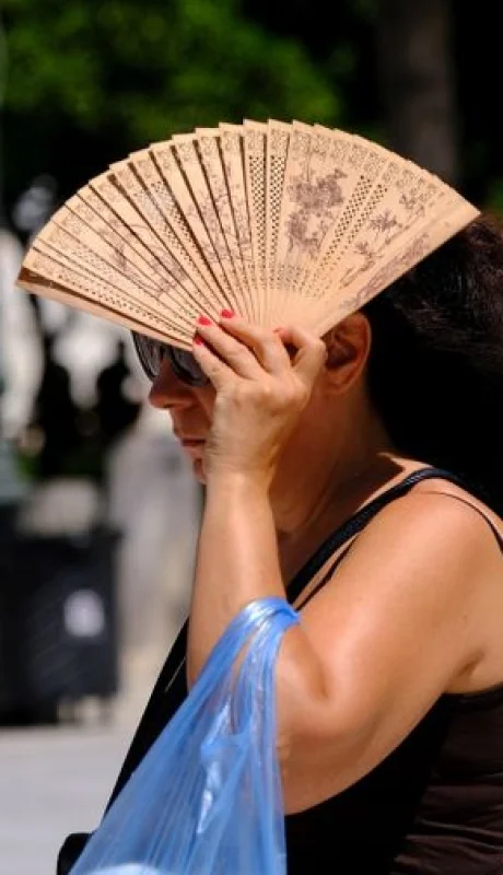 Expertos aconsejan cuidar la piel de la exposición del sol.