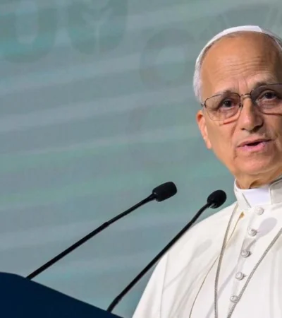 El Sumo Pontífice instó a la comunidad internacional a velar por una transición pacífica tras los recientes sucesos en el país caribeño.