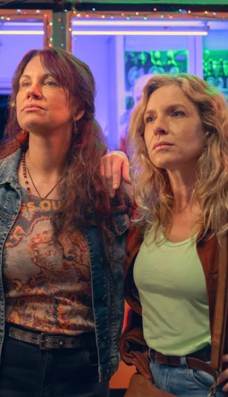 "El tiempo de las moscas" es una miniserie argentina dramática y criminal disponible en Netflix, estrenada el 1° de enero de 2026.