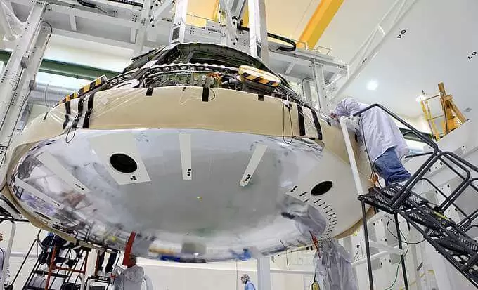 La cápsula Orion, el vehículo de vanguardia diseñado por la NASA para llevar a la próxima generación de astronautas de regreso a la superficie lunar.