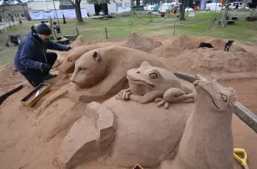 Barras de bar y autos a escala real: los increíbles desafíos del mayor escultor de arena del país