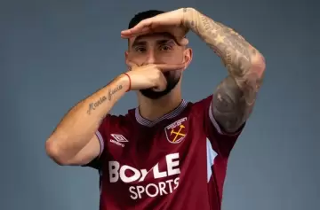 Valentín Castellanos saltó a la cancha en el West Ham pero no pudo evitar la derrota