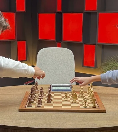 Magnus Carlsen junto a Faustino Oro