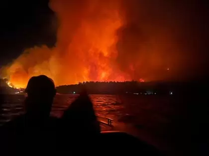 Incendios en Puerto Patriada fotografiados desde el Lago Epuyén, en Chubut.