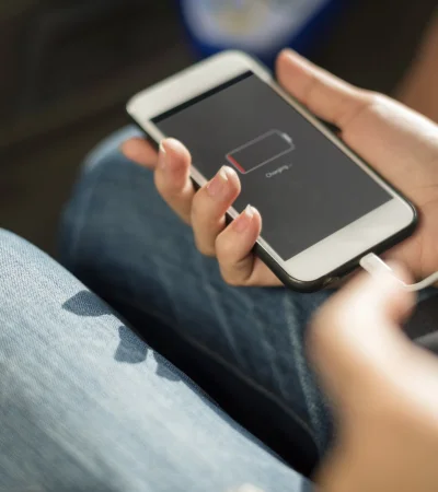 Un hábito común al cargar el celular puede acortar su vida útil.
