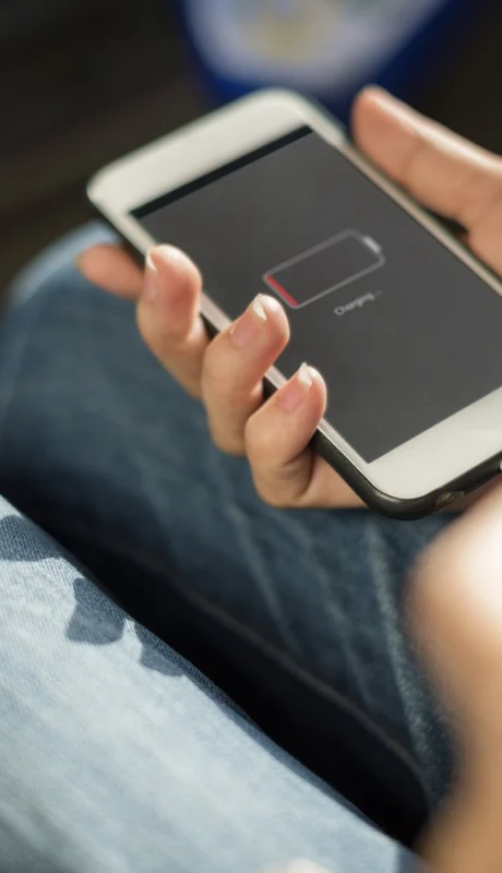 Un hábito común al cargar el celular puede acortar su vida útil.