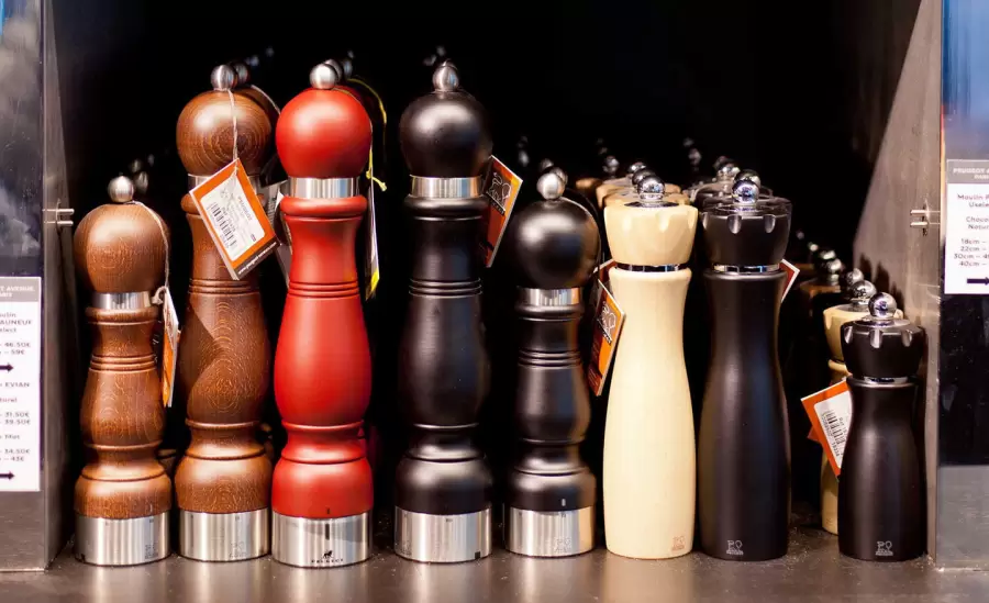 Molinillos de café y de pimienta, marca Peugeot. Sí: PEUGEOT.