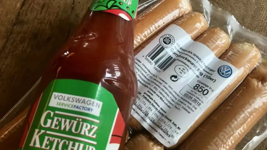 Salchichas marca Volkswagen, acompañadas con su respectivo ketchup marca Volkswagen.