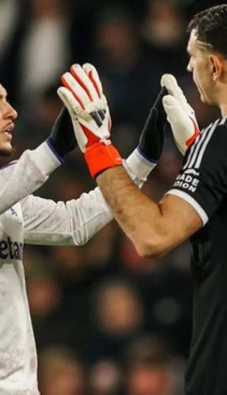 Dibu Martínez encendió las alarmas