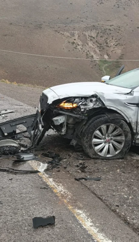 El choque se produjo de frente entre los dos vehículos