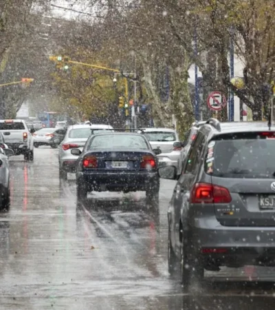 Las tormentas y el marcado descenso de la temperatura marcaron el pulso de este jueves en Mendoza, bajo alerta amarilla del SMN.