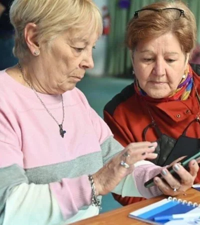 Adultos mayores interactuando con Tina, la nueva asistente virtual de ANSES.