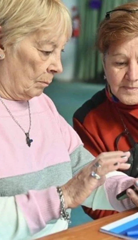 Adultos mayores interactuando con Tina, la nueva asistente virtual de ANSES.