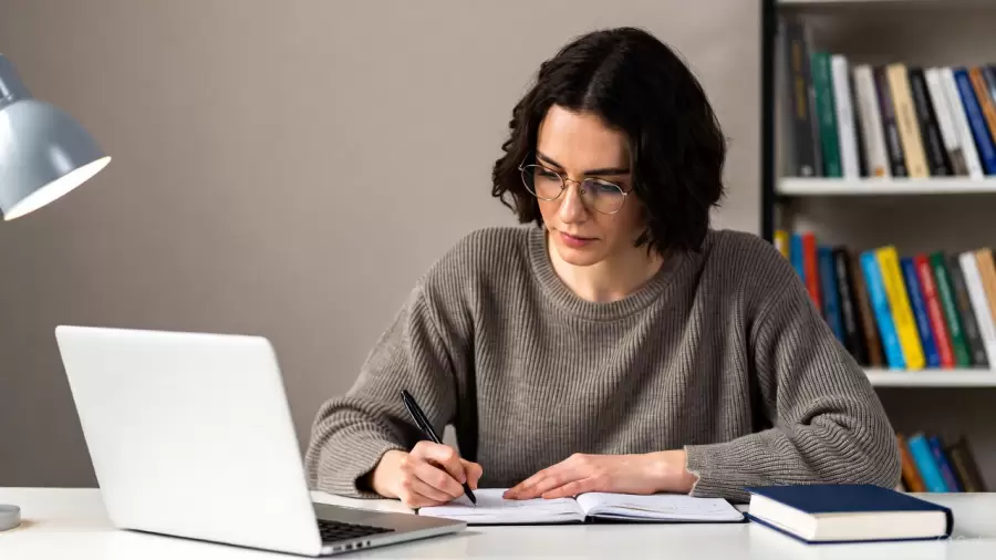 Mujer escribe su libro.