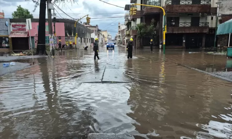 En un lapso de apenas una hora, cayeron más de 90 milímetros de agua, colapsando totalmente los sistemas pluviales y aislando barrios enteros.