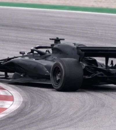 El Audi de F1 en pista durante los ensayos de Barcelona.