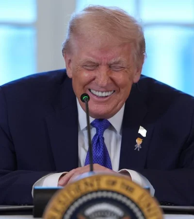 Trump celebra petróleo a 100 dólares mientras la economía de EE. UU. entra en alerta