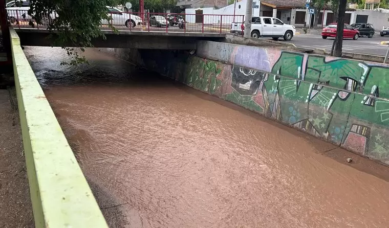 Operativo clave en el Zanjón de los Ciruelos: cortan el agua para buscar a fondo a la mujer arrastrada