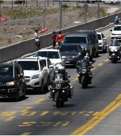 La congestión vehicular en la frontera es una constante durante la temporada de verano.