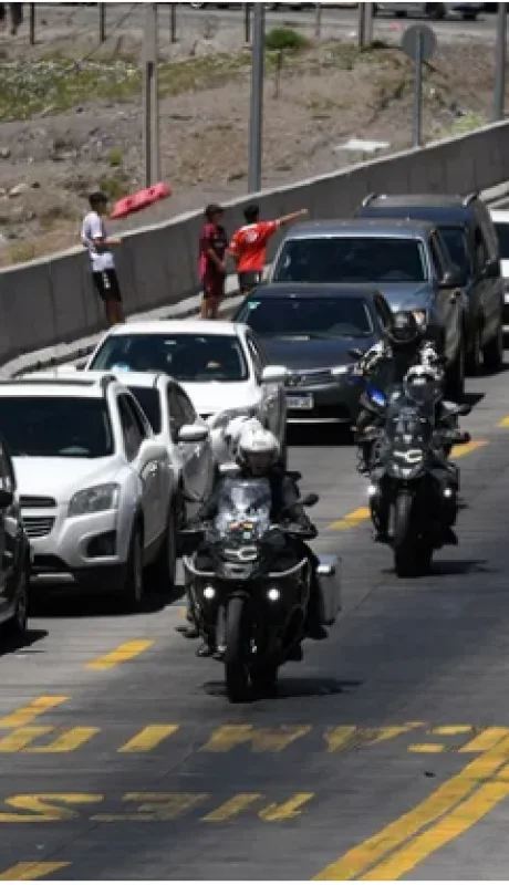 La congestión vehicular en la frontera es una constante durante la temporada de verano.