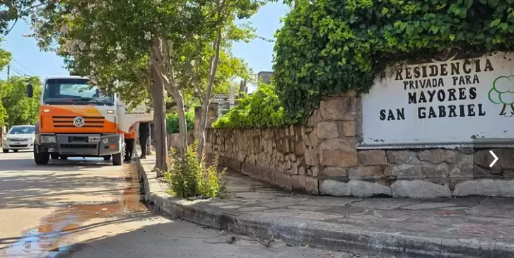 Camiones cisterna de la municipalidad abastecen de agua a geriátricos, sanatorios y situaciones urgentes en Villa Carlos Paz.