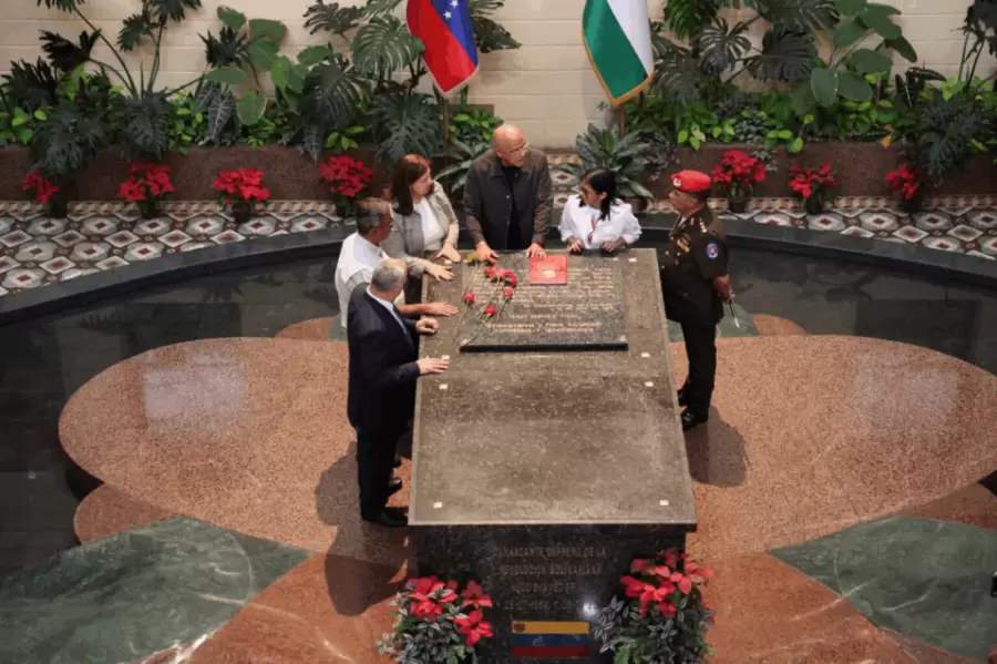 Luego de asumir la presidencia de Venezuela, Delcy Rodriguez, visitó la tumba de Hugo Chavez con quien, según la periodista, no tenía buena relación.