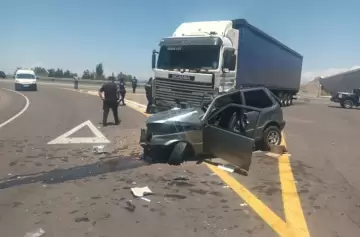 Brutal choque en Maipú: un camión brasileño embistió a un Fiat Uno y hay dos heridos en estado crítico