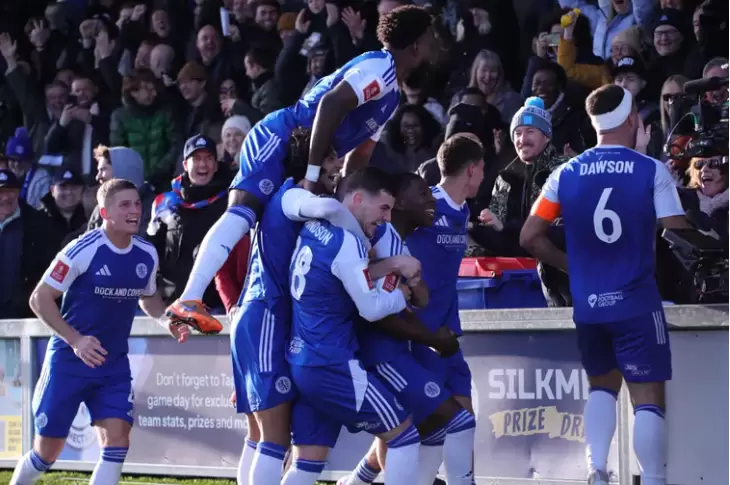 El Macclesfield, de la sexta división, hizo historia y dejó en el camino al Crystal Palace.