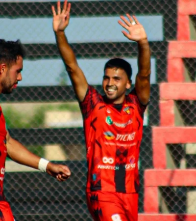 El jugador de Fadep celebra su gol con sus hinchas