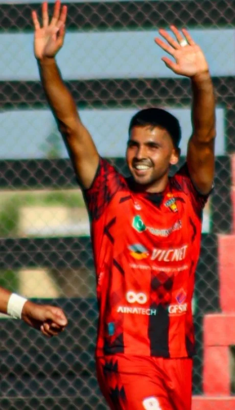 El jugador de Fadep celebra su gol con sus hinchas