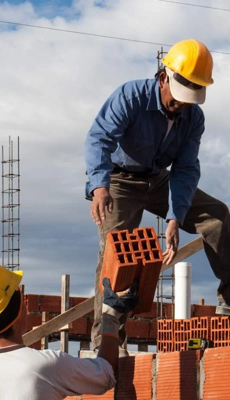 Mano de obra joven. La apuesta de Mendoza para recuperar el oficio de oficial especializado y mejorar la competitividad en las obras.