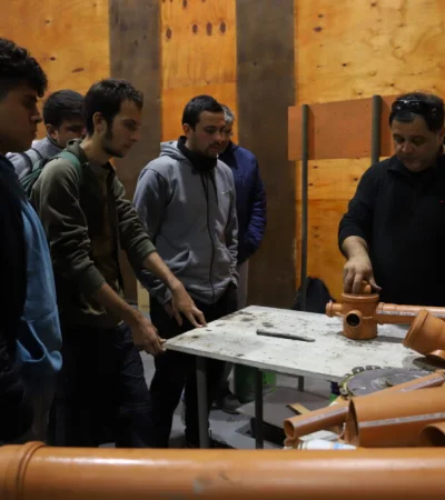 Mano de obra joven. La apuesta de Mendoza para recuperar el oficio de oficial especializado y mejorar la competitividad en las obras.