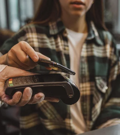 Por qué cada vez más personas quedan atrapadas pagando solo el mínimo.