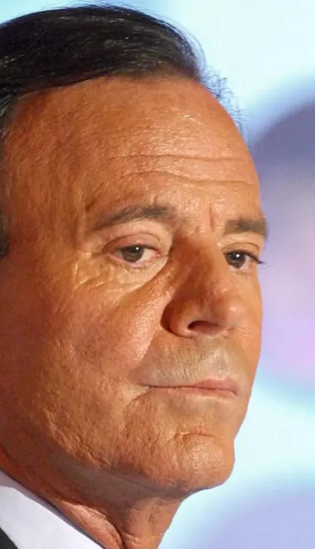 Julio Iglesias está en problemas