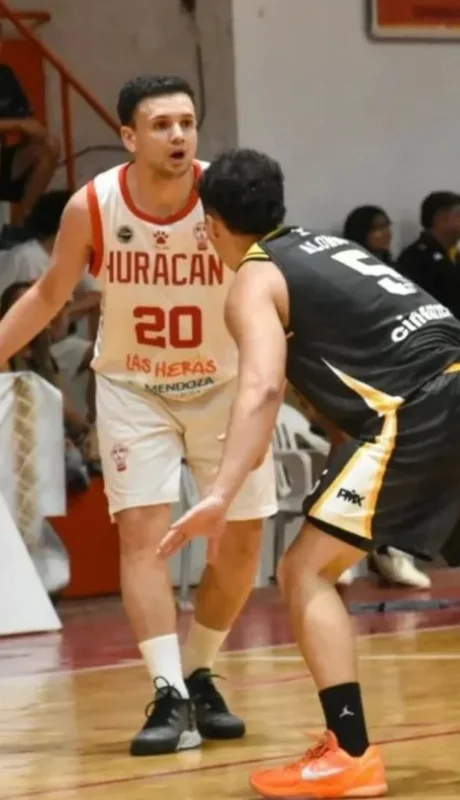 Reyes vistiendo la casaca de Huracán.